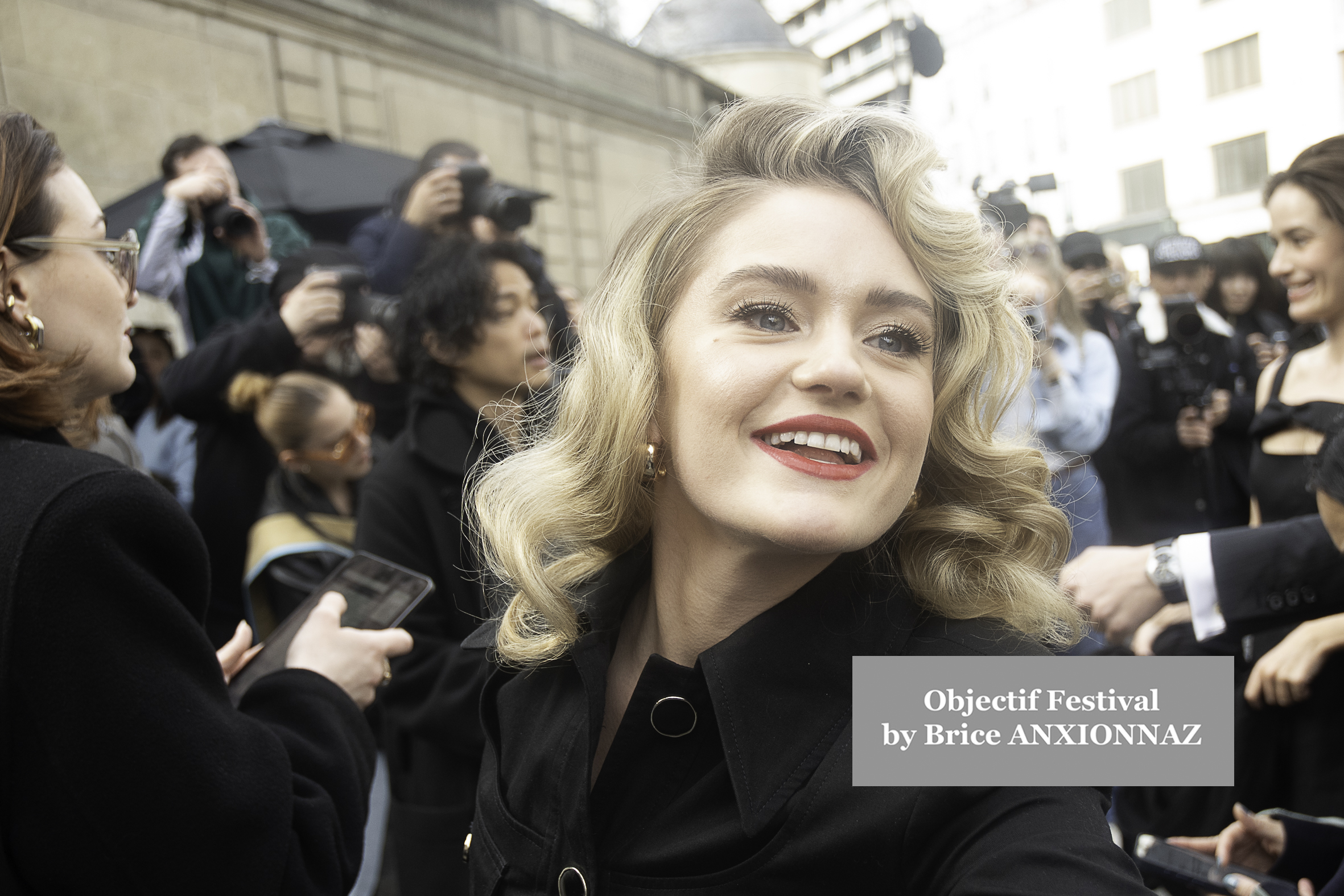 Photo streetstyle de Kim Cattrall - Streetstyle photos of guest arrivals at the Nina Ricci show lors du défilé Nina Ricci Spring 2025 à Streetstyle-photos-of-guest-arrivals-at-the-Nina-Ricci-show, Paris Fashion Week le 7 March 2025 par Brice ANXIONNAZ (Objectif Festival)